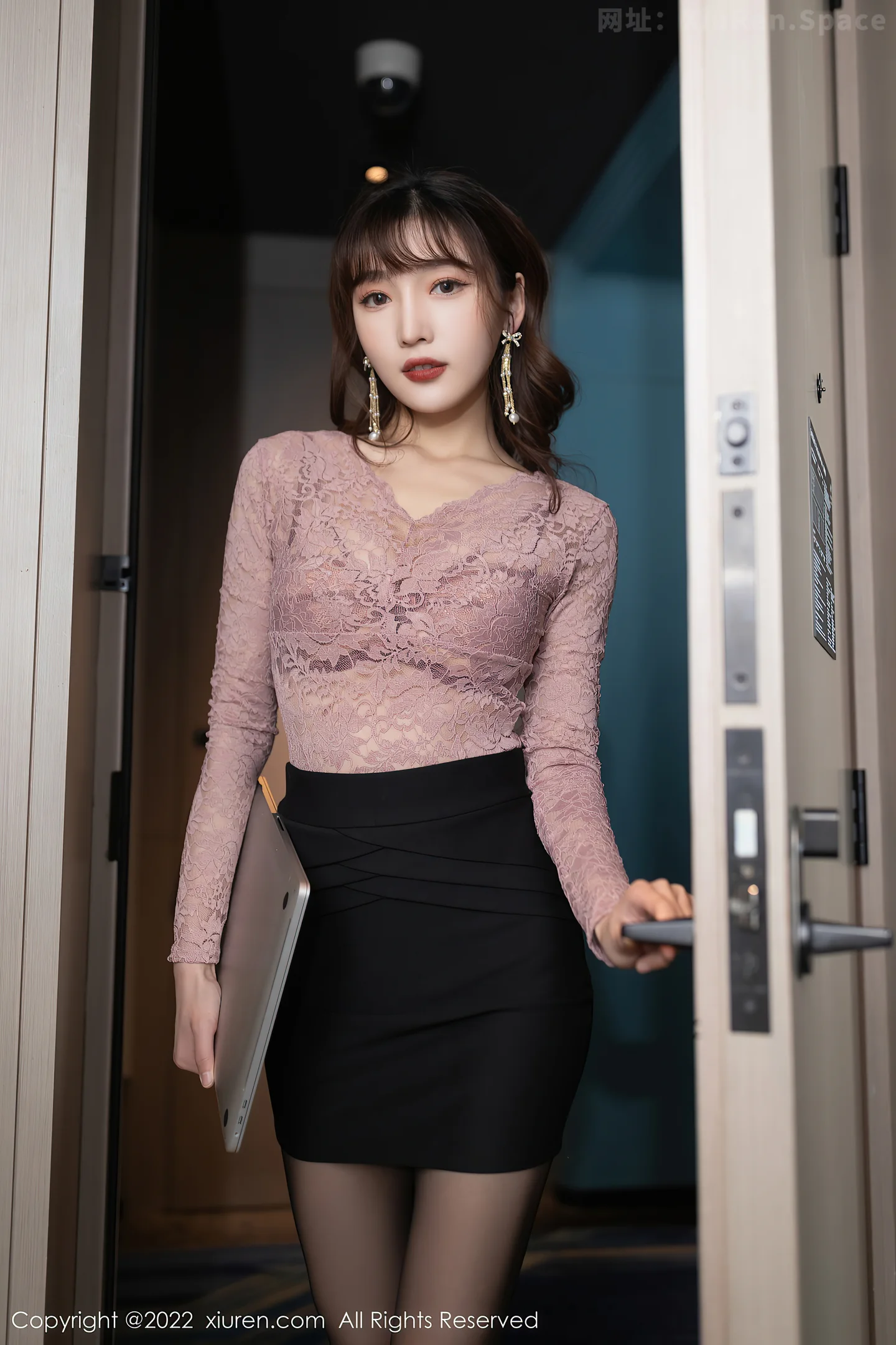 图片[3]-[Xiuren秀人网] 2022.04.02 VOL.4821 模特合集 唐安琪 陆萱萱 蓝色校服与蕾丝内衣加黑丝美腿性感私房写真集-秀人网官方网站